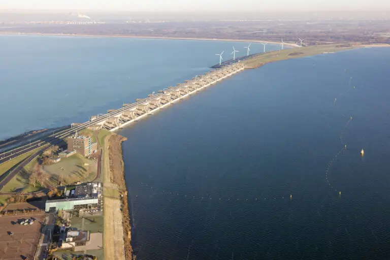 Bovenaanzicht van de Haringvlietdam